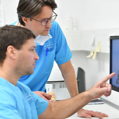 Zahnarztpraxis RHEIN WEISS Mainz Oralchirurgie Besprechung